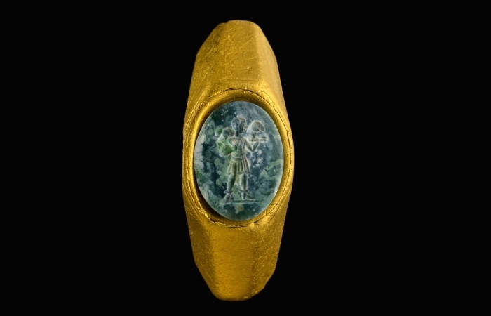 ATTUALITÀ Un anello al dito di uno dei primi cristiani Christophe Lafontaine 23 dicembre 2021 emailwhatsappwhatsappfacebooktwitterversione stampabile Un anello al dito di uno dei primi cristiani Anello d’oro con gemma incisa con la figura del Buon Pastore.